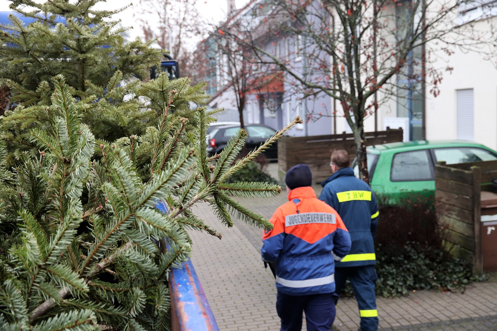 THW Helfer und Jugendfeuerwehr bei der Arbeit